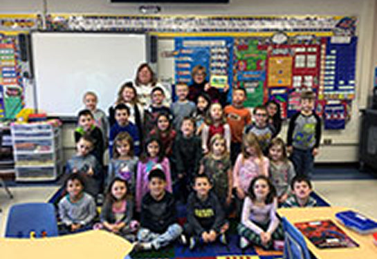 Schulklasse der Elwood School in Indiana (USA) mit ihrer Lehrerin nach der Lektüre des Kinderbuchs ‚Die singende Familie aus Salzburg‘ von Margret Springl