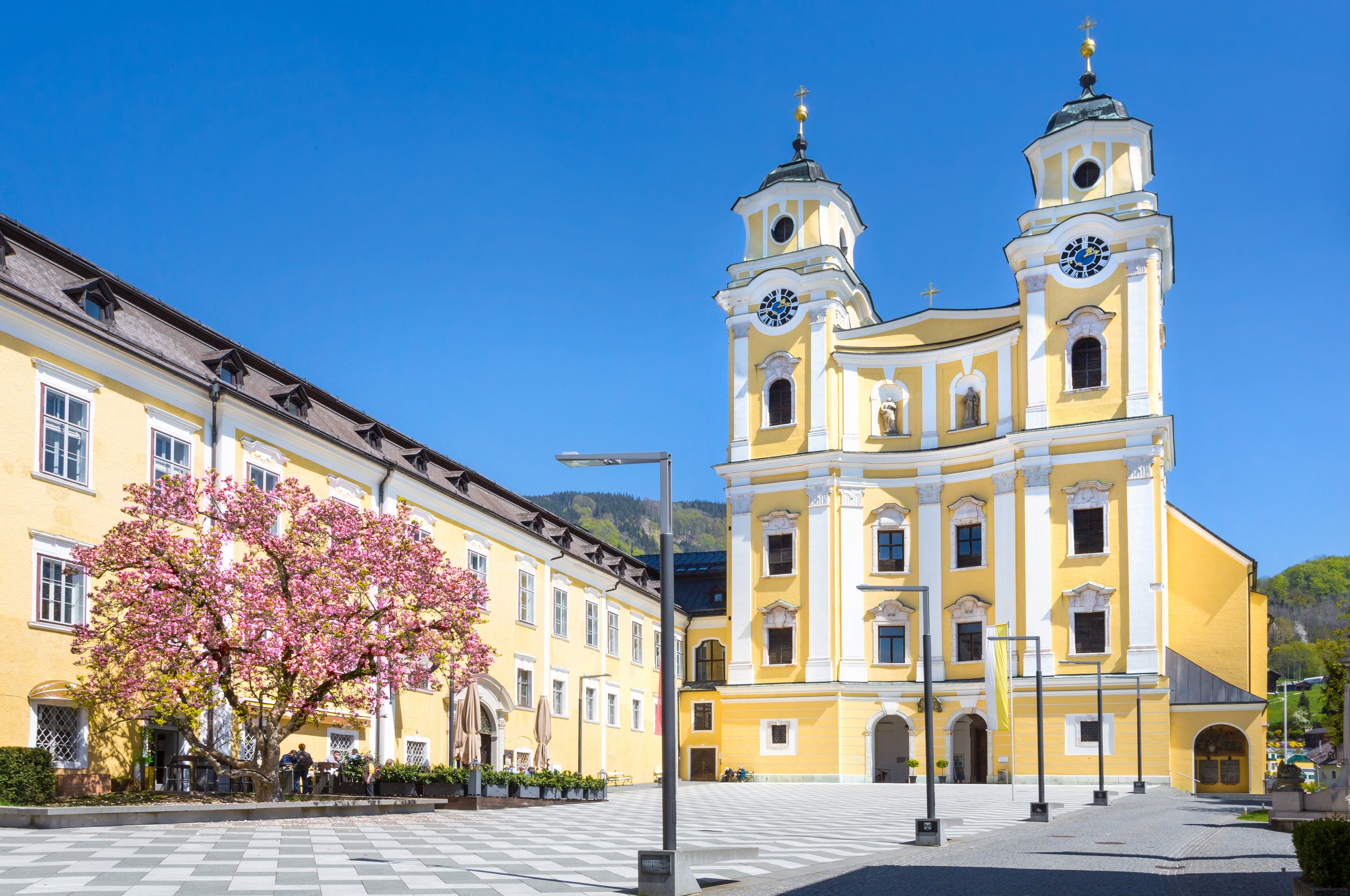 Basilika in Mondsee, berühmter Drehort der Hochzeitsszene im Film „The Sound of Music“