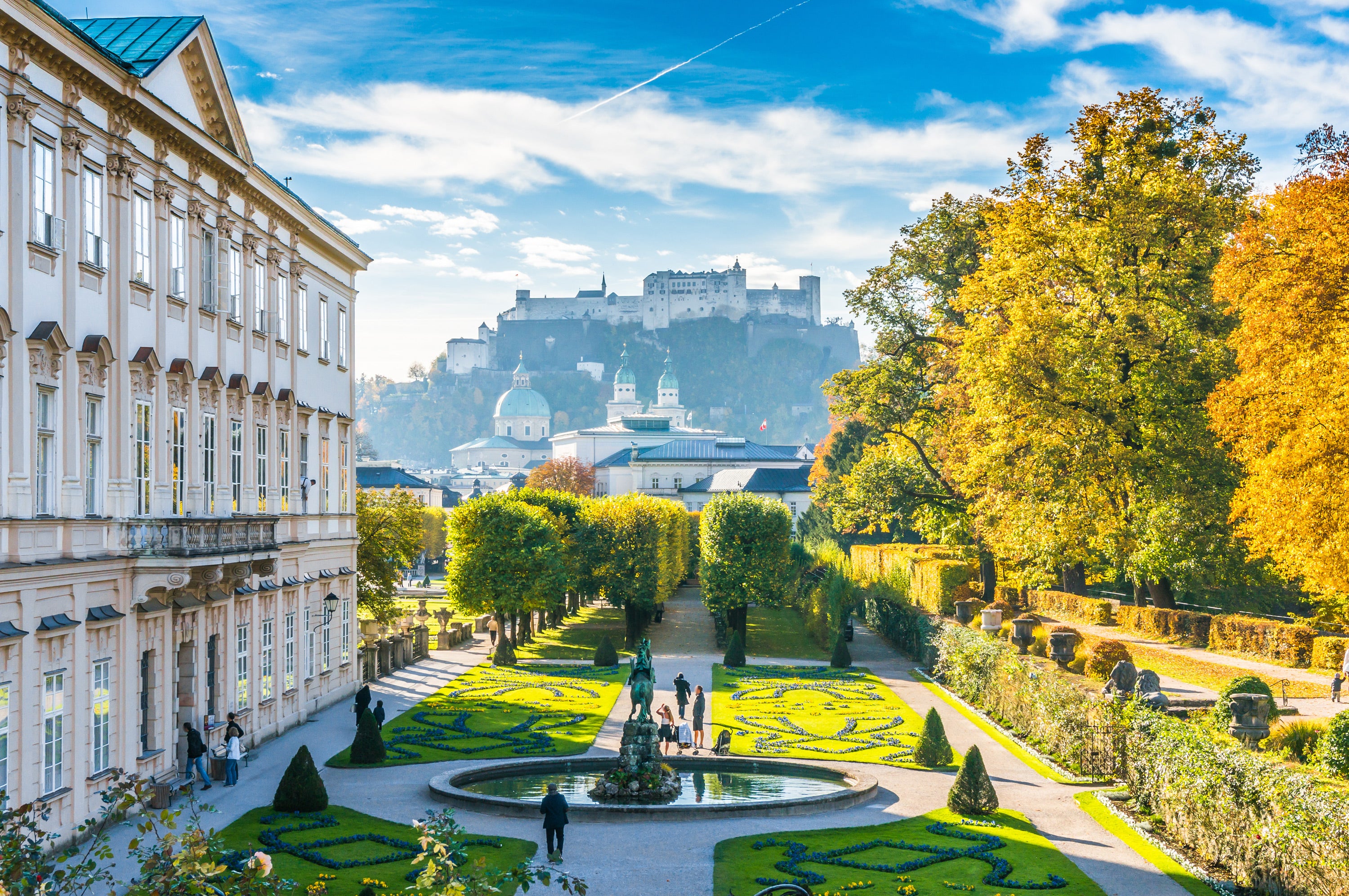 Mirabellgarten in Salzburg mit Blick auf die Festung Hohensalzburg, Drehort von The Sound of Music.
