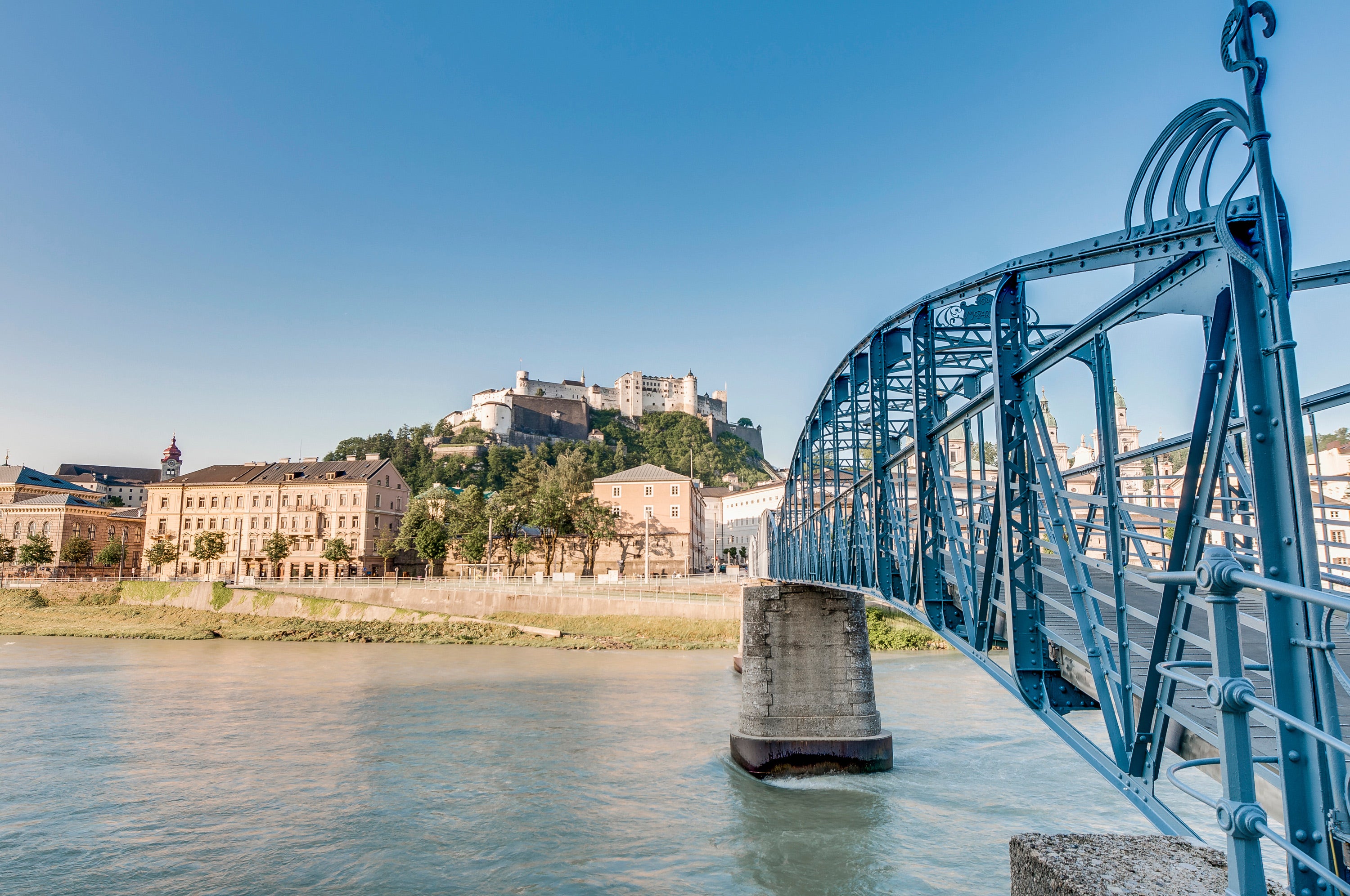 Mozartsteg Salzburg, im Hintergrund die Festung Hohensalzburg