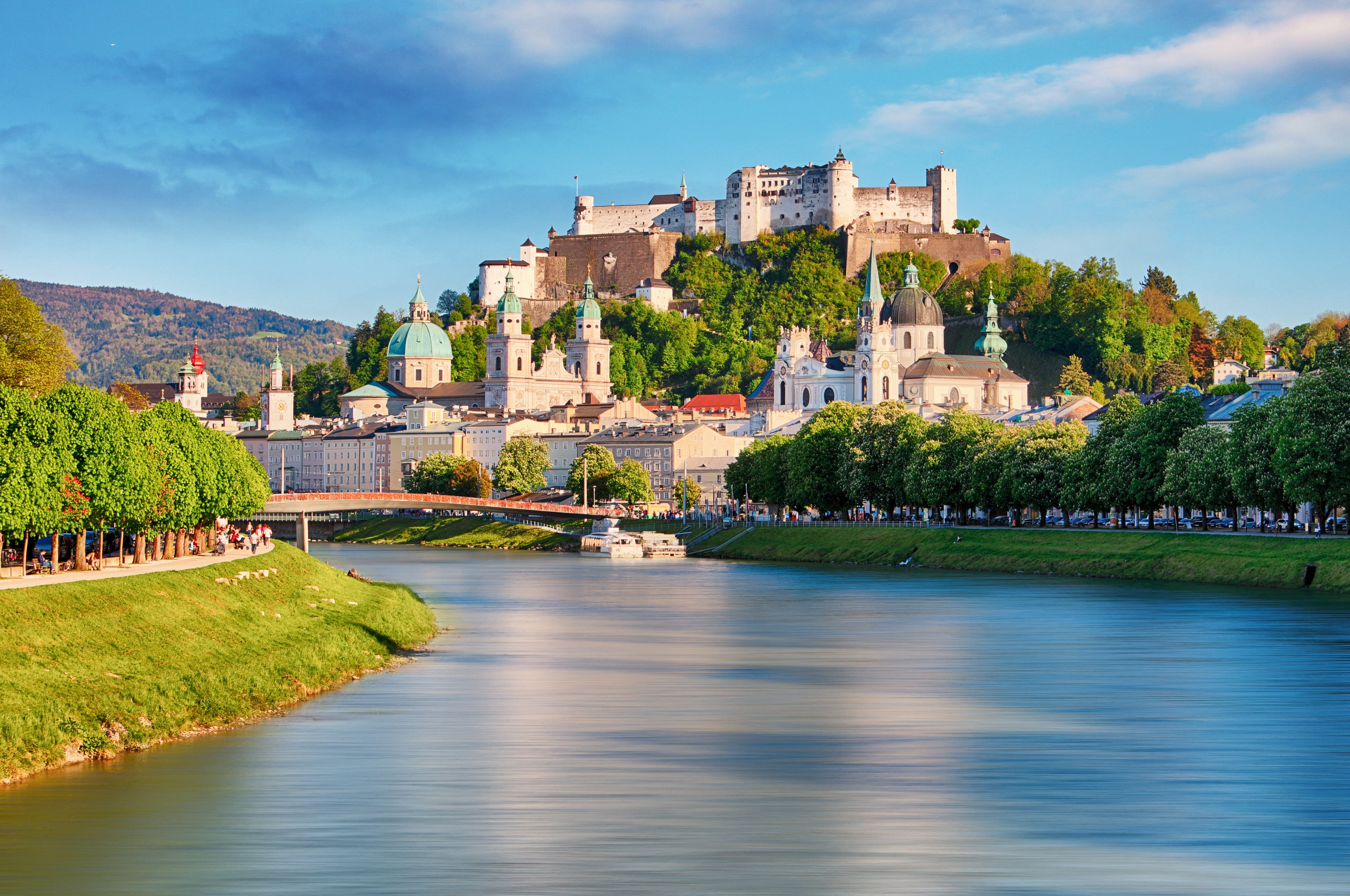 Salzach mit Blick auf Salzburg Stadt und Festung Hohensalzburg