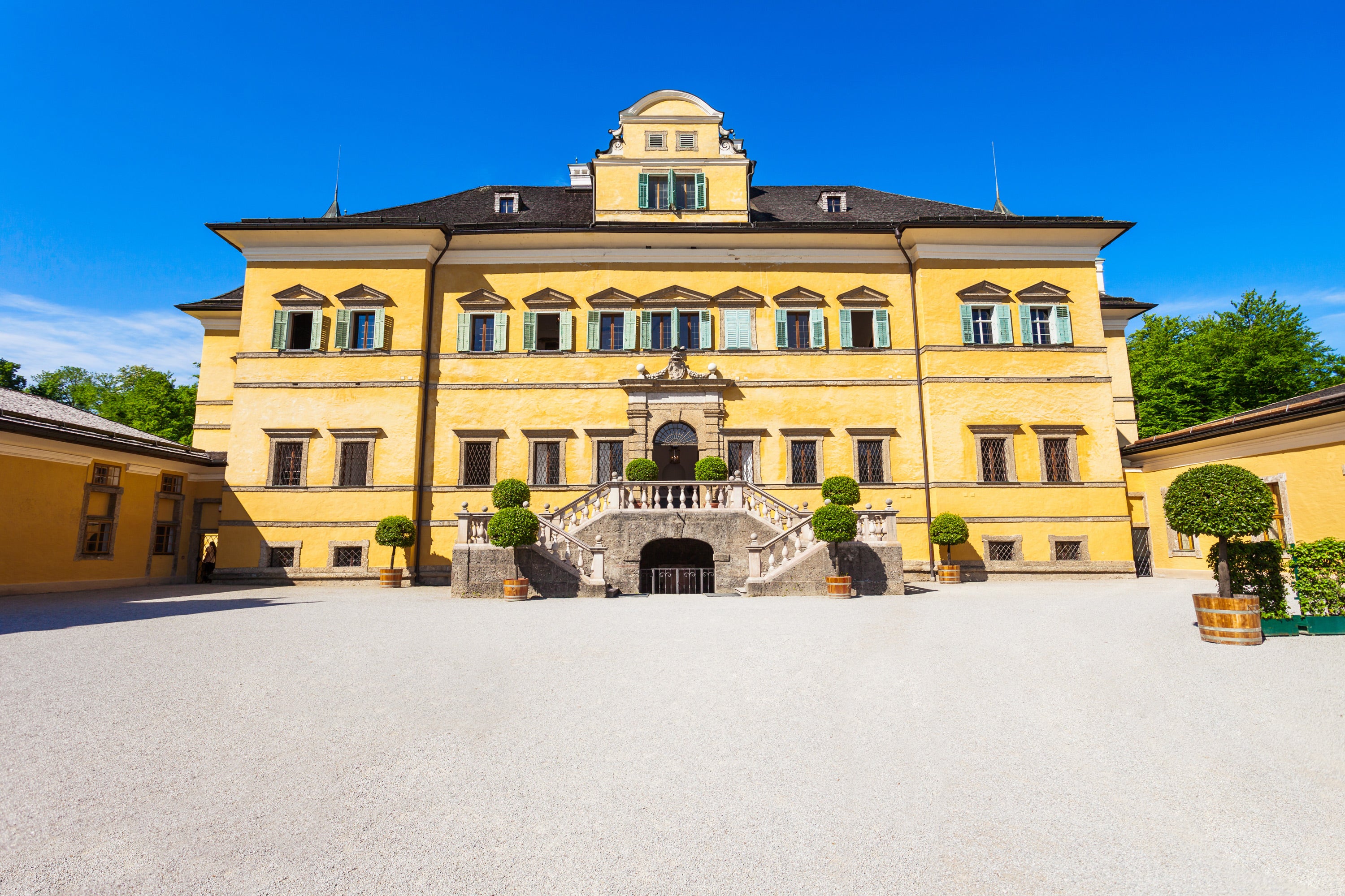 Schloss Hellbrunn mit schönem Treppenaufgang, Drehort von The Sound of Music in Salzburg.