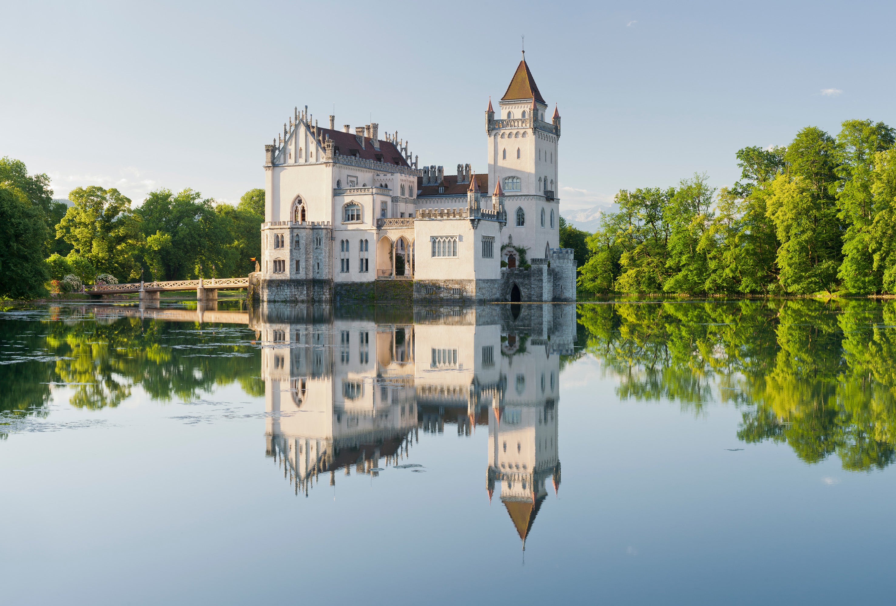 Wasserschloss Schloss Anif, im Weiher gespiegelt, Drehort von The Sound of Music bei Salzburg.