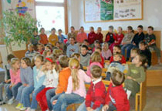 Schulklasse der Volksschule Fürstenbrunn hört Buchlesung aus dem Kinderbuch Die singende Familie aus Salzburg