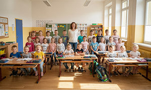 Volkschulklasse aus Leopoldskron-Moos liest das Kinderbuch ‚Die singende Familie aus Salzburg‘ von Margret Springl.